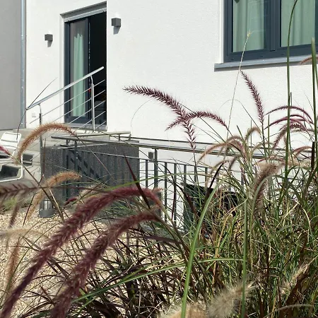 modernes Apartment, Terrasse und Garten am Lilienthalpark im Südwesten Berlins Exterior foto